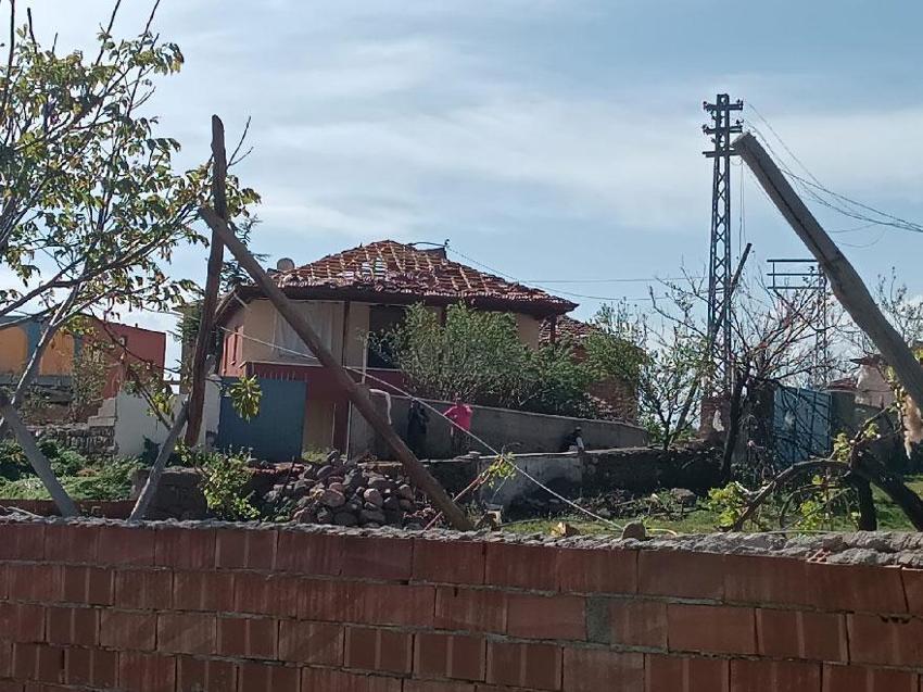 Sungurlu'nun Oyaca köyünde hortum ortalığı savaş alanına çevirdi
