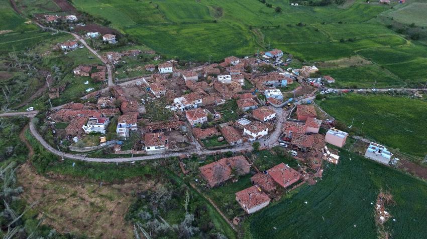 Sungurlu'nun Oyaca köyünde hortum ortalığı savaş alanına çevirdi