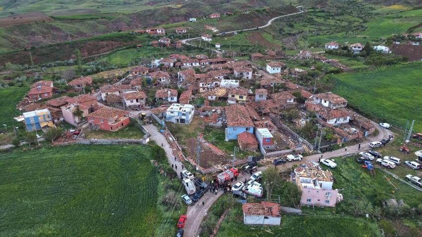 Sungurlu'nun Oyaca köyünde hortum ortalığı savaş alanına çevirdi
