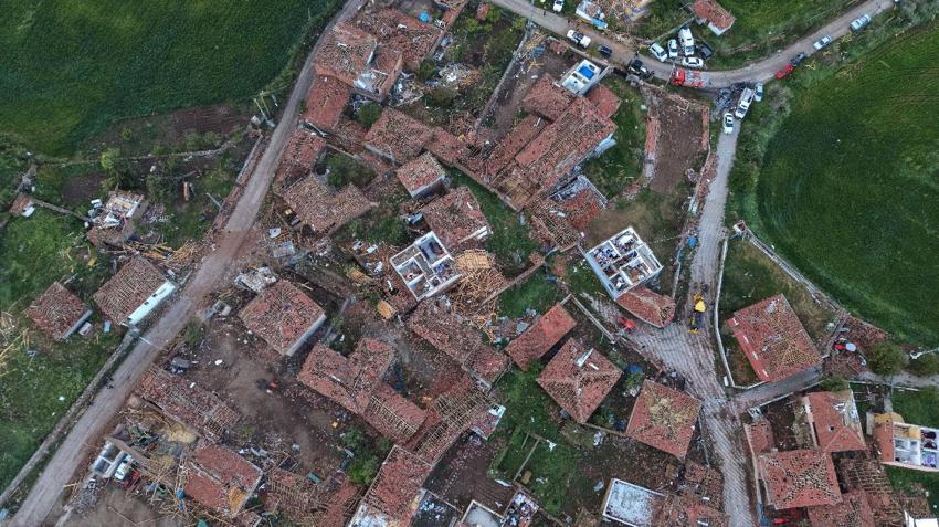 Sungurlu'nun Oyaca köyünde hortum ortalığı savaş alanına çevirdi