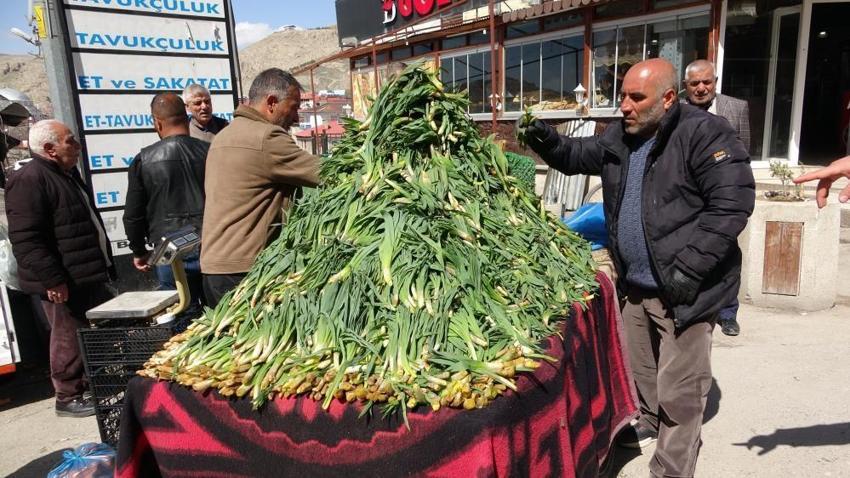 Van'da 2 bin metre yükseklikte yetişiyor! 100 TL'den satışa çıktı, pazara gelir gelmez bitiyor