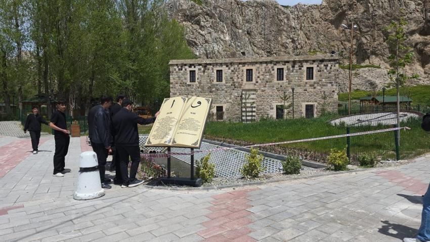Dünyada sadece Van'da var! 100 yıl sonra bir ilk, cami önünde ortaya çıktı