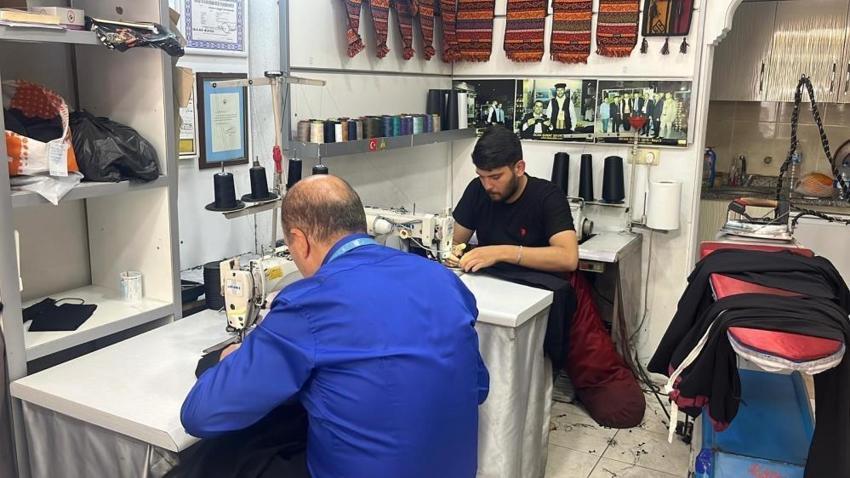 Alanyalı terzi 36 yıldır aralıksız dikiyor: Yabancı turistlerin yeni gözdesi 'Alanya şalvarı' oldu!