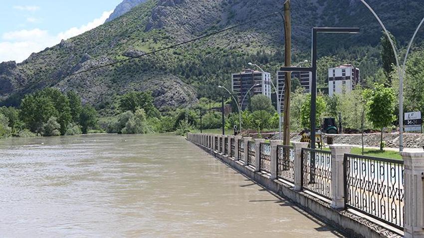 Amasya'da aralıksz yağan yağmur Yeşilırmak Nehri'ni taşırdı! Kent merkezinde setler örüldü, 5 köyde seraları ve ekili arazileri su bastı