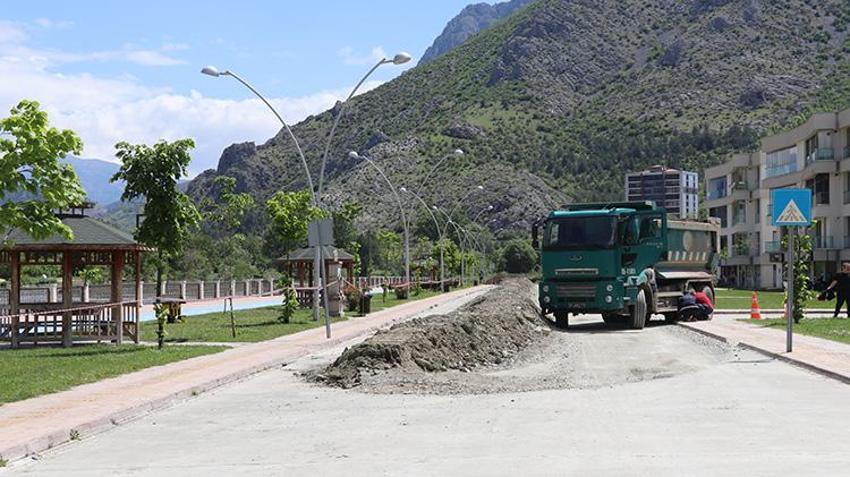 Amasya'da aralıksz yağan yağmur Yeşilırmak Nehri'ni taşırdı! Kent merkezinde setler örüldü, 5 köyde seraları ve ekili arazileri su bastı