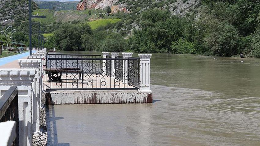 Amasya'da aralıksz yağan yağmur Yeşilırmak Nehri'ni taşırdı! Kent merkezinde setler örüldü, 5 köyde seraları ve ekili arazileri su bastı