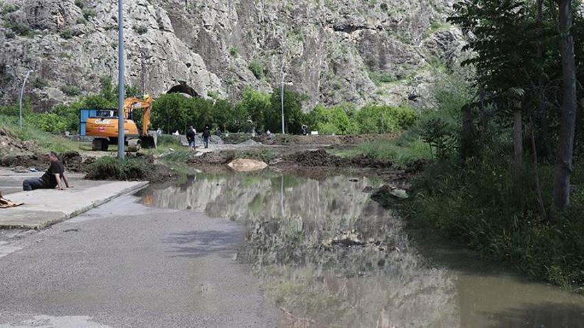 Amasya'da aralıksz yağan yağmur Yeşilırmak Nehri'ni taşırdı! Kent merkezinde setler örüldü, 5 köyde seraları ve ekili arazileri su bastı