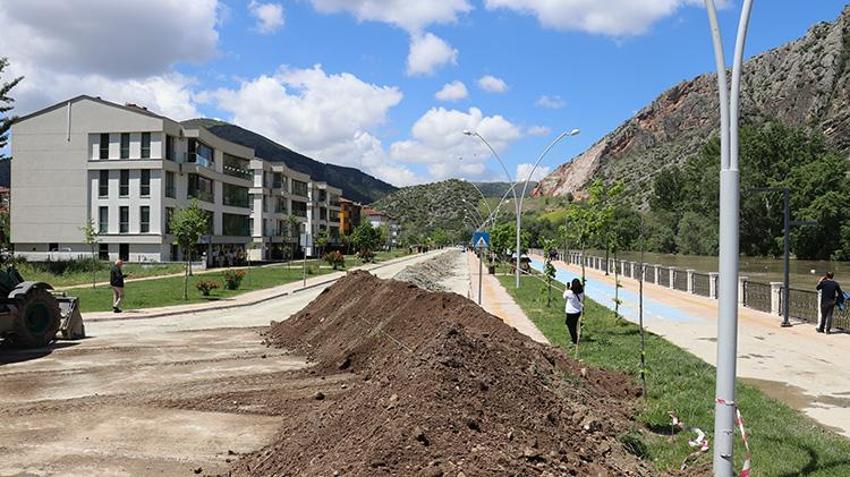 Amasya'da aralıksz yağan yağmur Yeşilırmak Nehri'ni taşırdı! Kent merkezinde setler örüldü, 5 köyde seraları ve ekili arazileri su bastı