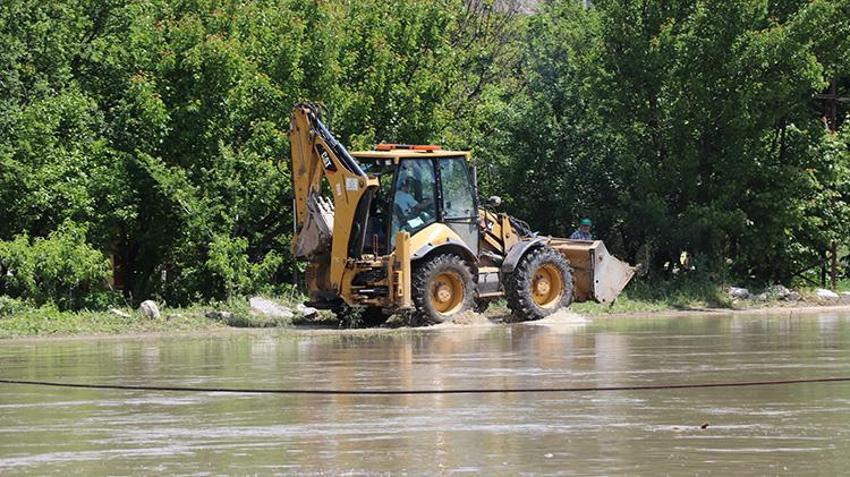 Amasya'da aralıksz yağan yağmur Yeşilırmak Nehri'ni taşırdı! Kent merkezinde setler örüldü, 5 köyde seraları ve ekili arazileri su bastı