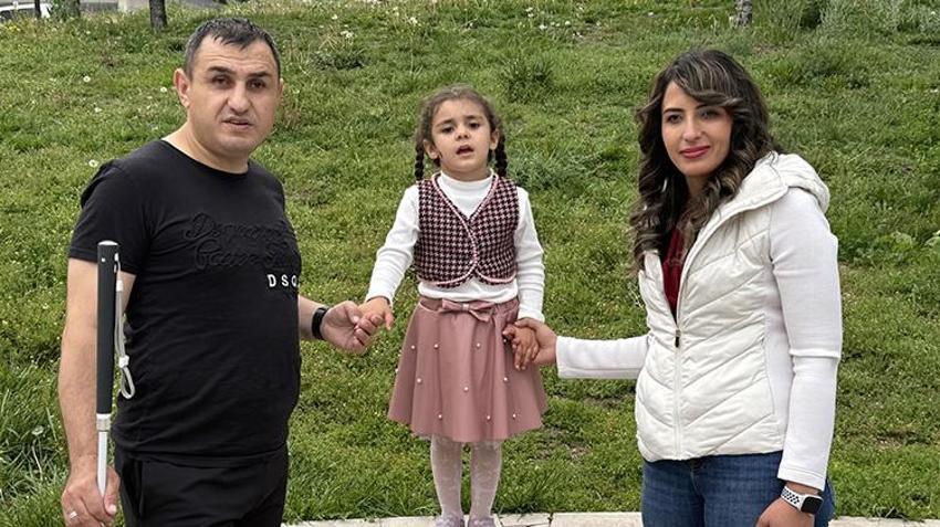 Görme engelli öğretmen çift kızına okuyabilmek için kabartma kitap hazırlıyor