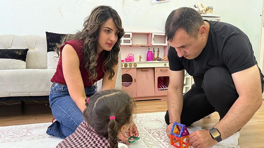 Görme engelli öğretmen çift kızına okuyabilmek için kabartma kitap hazırlıyor