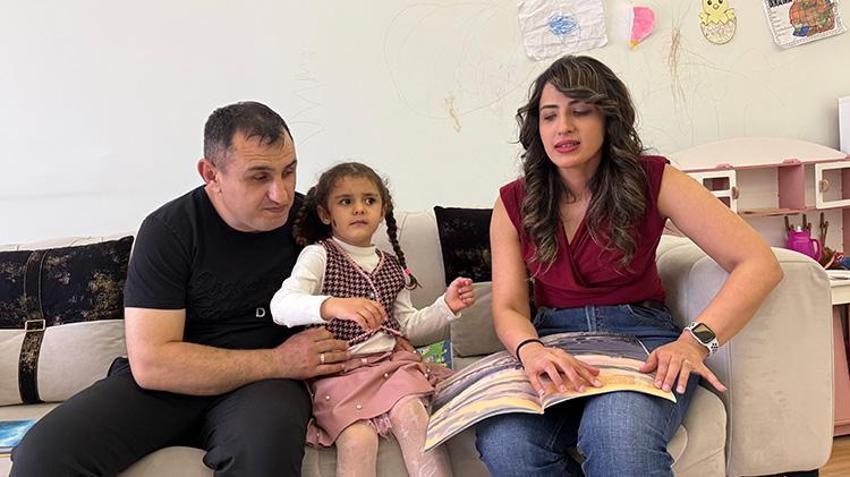 Görme engelli öğretmen çift kızına okuyabilmek için kabartma kitap hazırlıyor