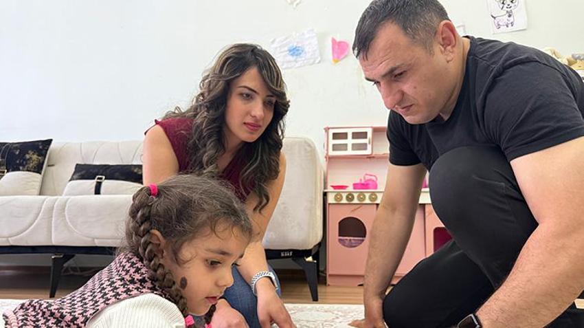 Görme engelli öğretmen çift kızına okuyabilmek için kabartma kitap hazırlıyor