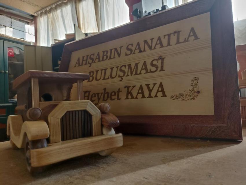 50 yıllık usta Hatay'da yeni keşfedildi: Atmaya kıyamadığı eşyalarla yapıyor