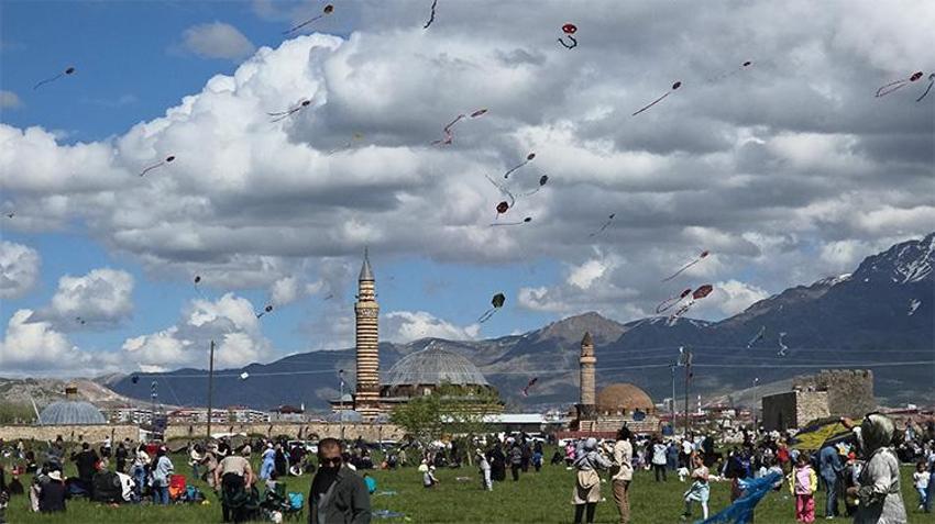 Van semalarında renk cümbüşü: Tarihi kalenin eteğinde muazzam görüntüler!