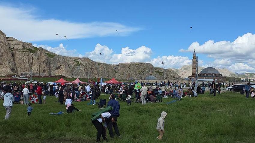 Van semalarında renk cümbüşü: Tarihi kalenin eteğinde muazzam görüntüler!
