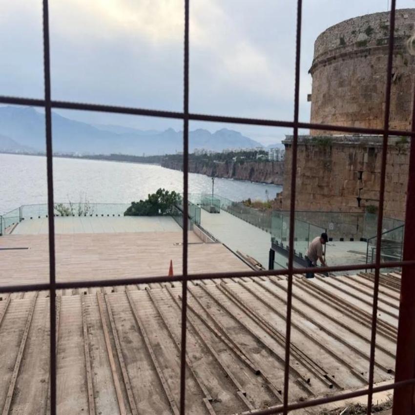Antalya'da dikkat çeken hareketlilik! Döşemeler sökülüyor