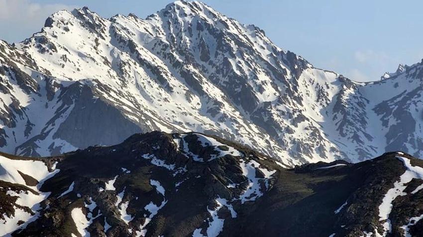 Bir tarafı kış, bir tarafı bahar! Van'da ortaya çıkan bu manzara hayran bırakıyor