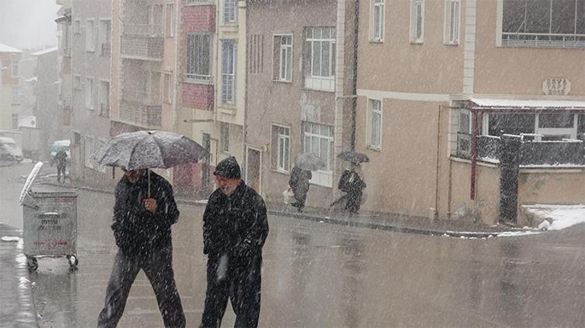 Burası ne Kars ne de Muş! Mayıs ortasında lapa lapa kar yağdı! Her yer beyaza büründü