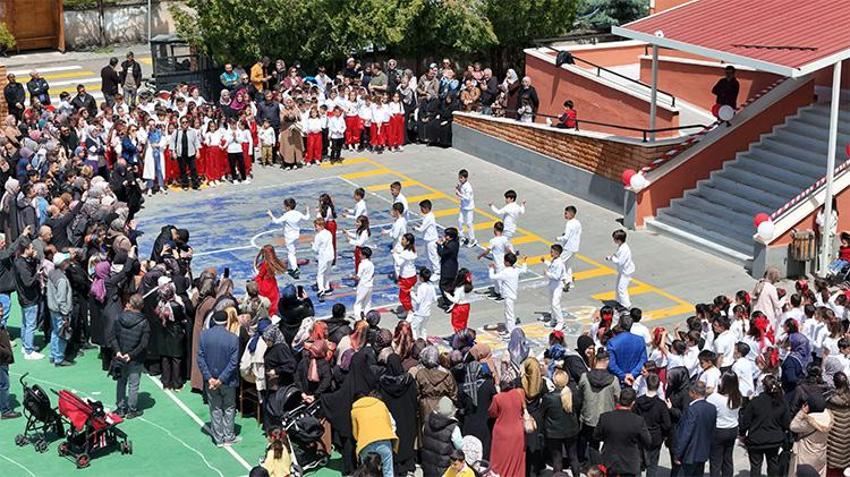 Erzincan'da miniklerden 19 Mayıs’a coşkulu kutlama