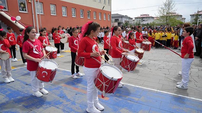 Erzincan'da miniklerden 19 Mayıs’a coşkulu kutlama