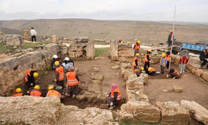 Diyarbakır'da abla kardeş kazı sırasında karar verdi: Mahalleden çıkıp arkeoloji okumak istiyorlar