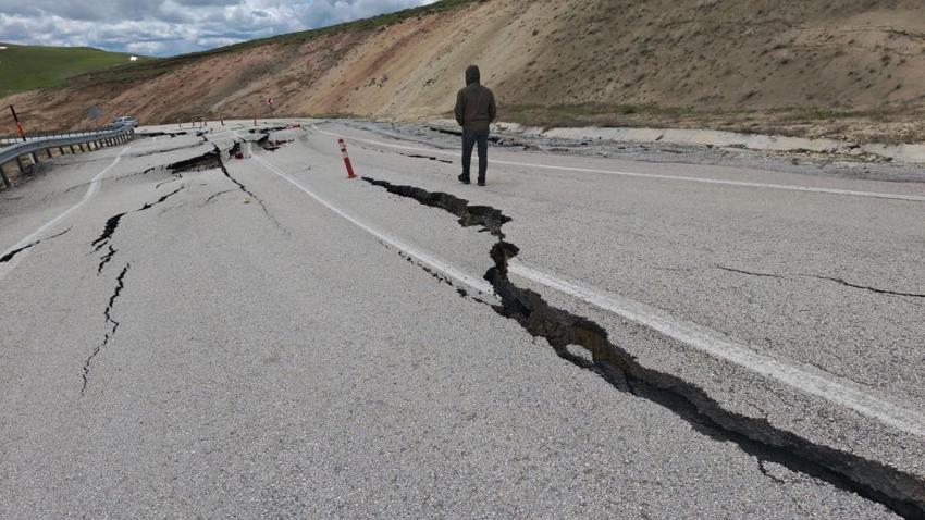 Bitlis'te iki ilçe arasında görüldü: Sınır kayboldu