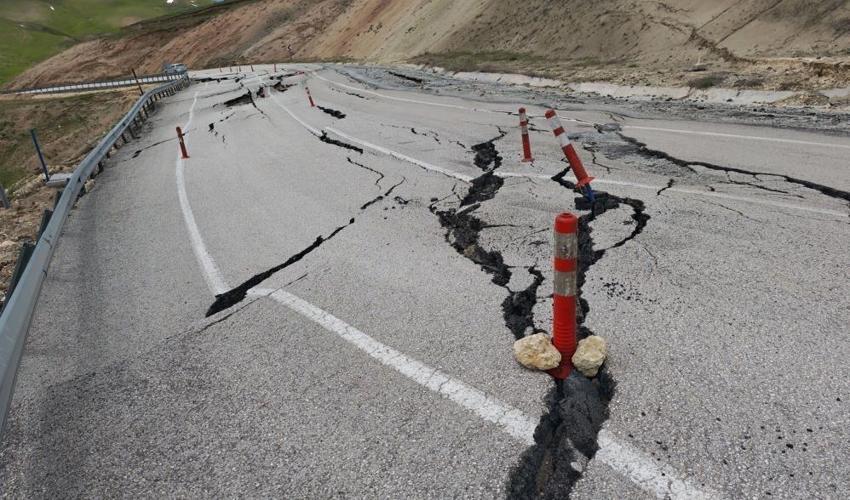 Bitlis'te iki ilçe arasında görüldü: Sınır kayboldu