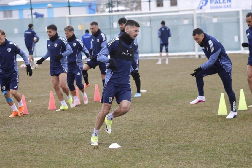Erzurumspor FK'dan yeni sezon kararı! 16 futbolcu ve Serkan Özbalta'nın sözleşmesi bitiyor