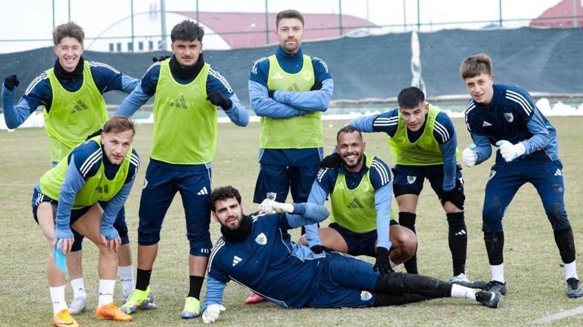 Erzurumspor FK'dan yeni sezon kararı! 16 futbolcu ve Serkan Özbalta'nın sözleşmesi bitiyor