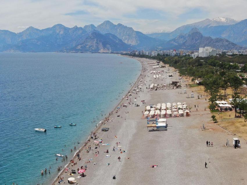 Dünyaca ünlü Konyaaltı Sahili'i 19 Mayıs'ta doldu taştı