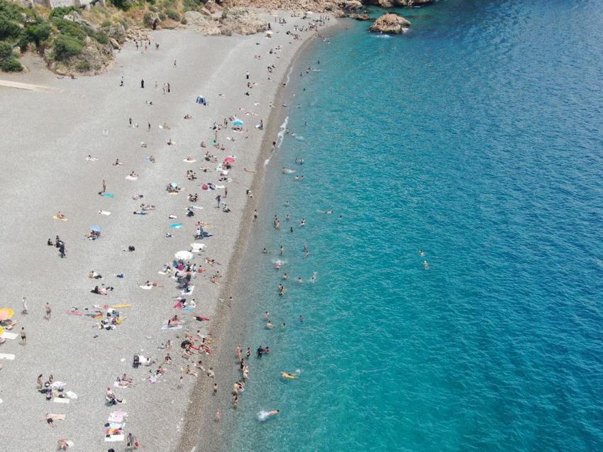 Dünyaca ünlü Konyaaltı Sahili'i 19 Mayıs'ta doldu taştı