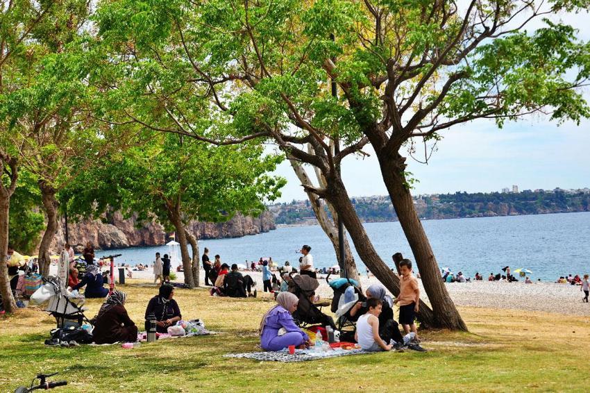 Dünyaca ünlü Konyaaltı Sahili'i 19 Mayıs'ta doldu taştı