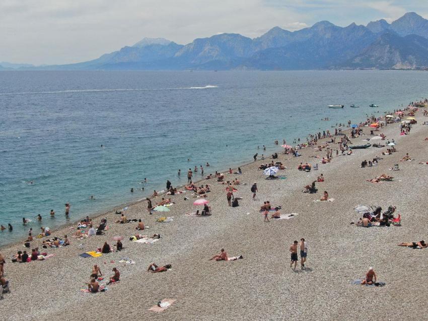 Dünyaca ünlü Konyaaltı Sahili'i 19 Mayıs'ta doldu taştı