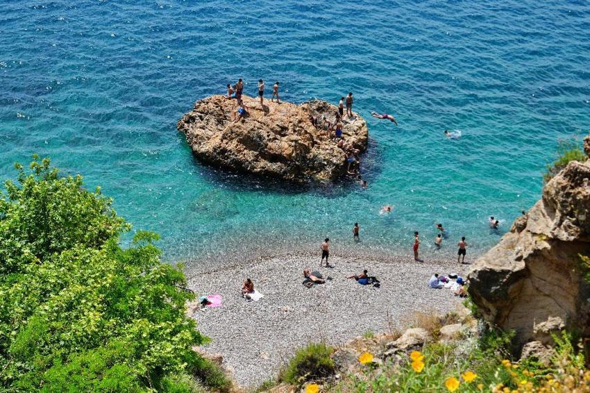 Dünyaca ünlü Konyaaltı Sahili'i 19 Mayıs'ta doldu taştı