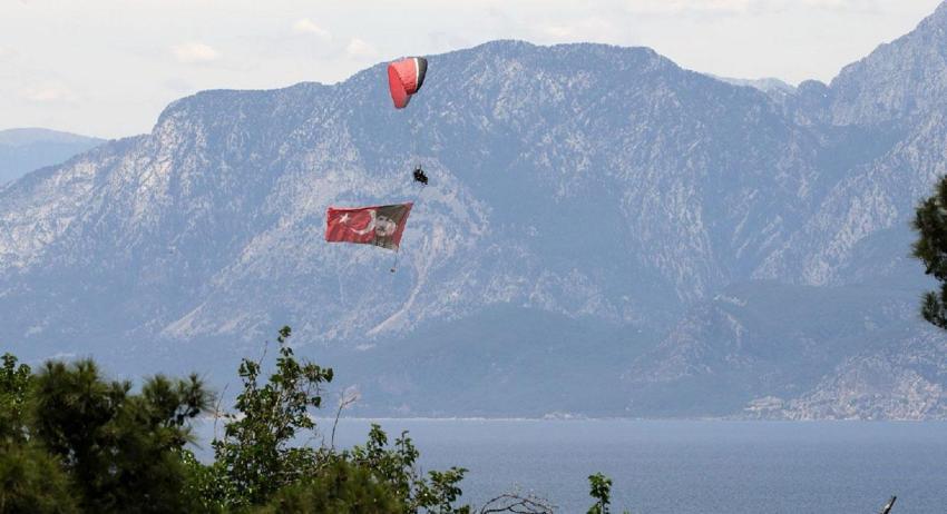 Dünyaca ünlü Konyaaltı Sahili'i 19 Mayıs'ta doldu taştı