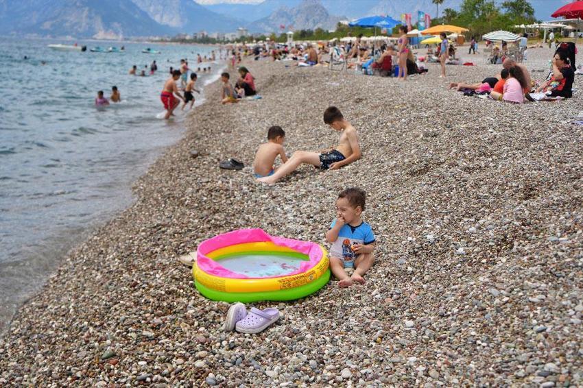 Dünyaca ünlü Konyaaltı Sahili'i 19 Mayıs'ta doldu taştı
