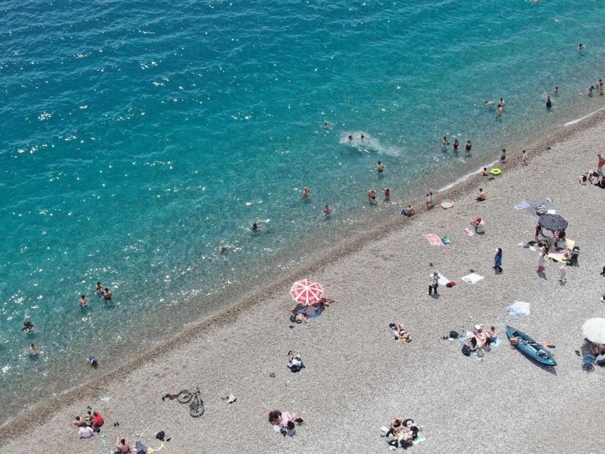Dünyaca ünlü Konyaaltı Sahili'i 19 Mayıs'ta doldu taştı
