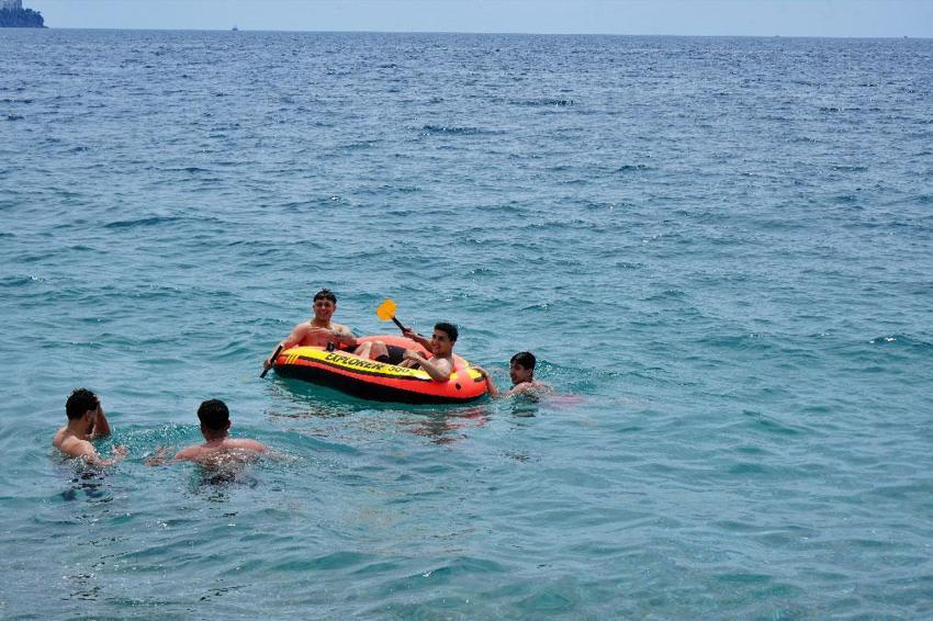 Dünyaca ünlü Konyaaltı Sahili'i 19 Mayıs'ta doldu taştı