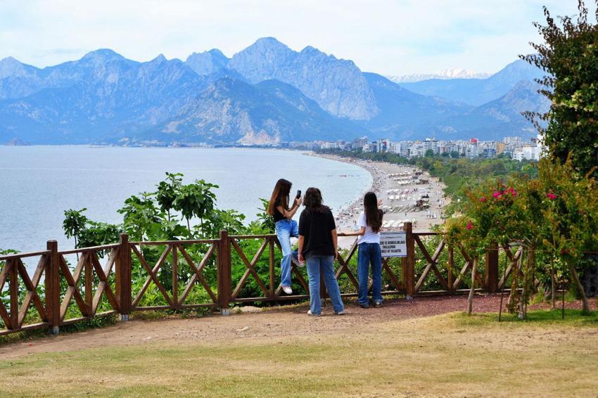 Dünyaca ünlü Konyaaltı Sahili'i 19 Mayıs'ta doldu taştı