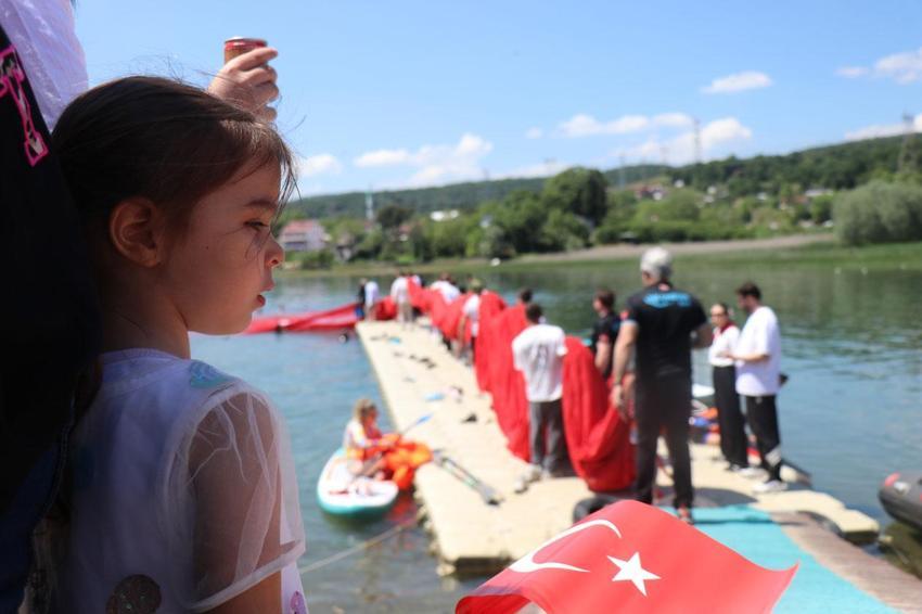 Doğa harikası Sapanca Gölü'nde tüyleri diken diken eden görsel şölen