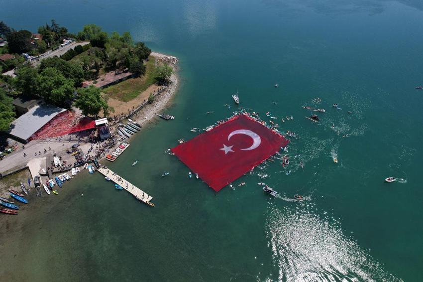 Doğa harikası Sapanca Gölü'nde tüyleri diken diken eden görsel şölen
