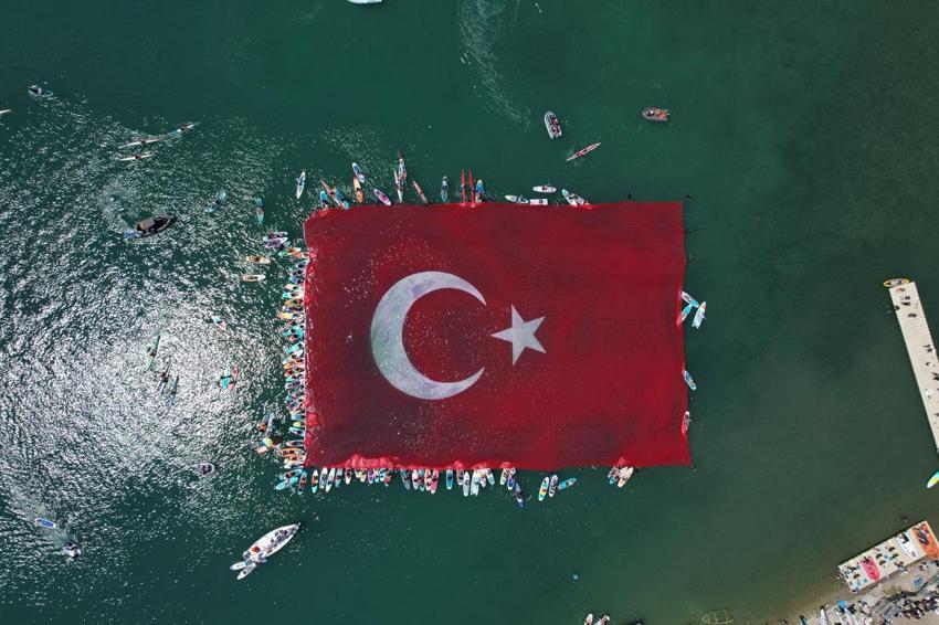 Doğa harikası Sapanca Gölü'nde tüyleri diken diken eden görsel şölen