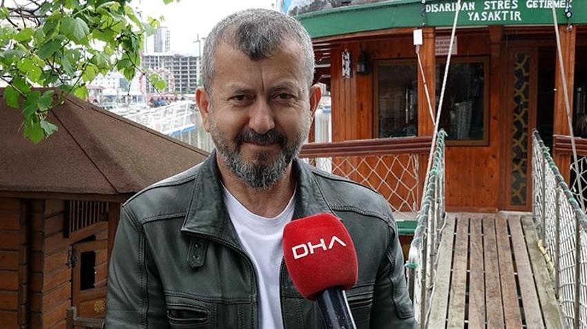 Müşteriler sırf onun için geliyor! Trabzon'da kendini kedi sanan kuzu Abbas, restoranın maskotu oldu