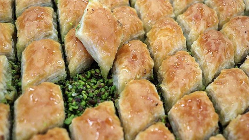 Gaziantep'te bayram öncesi baklava seferberliği başladı: Günlük 120 ton baklava üretimi için 24 saatlik vardiyaya geçildi