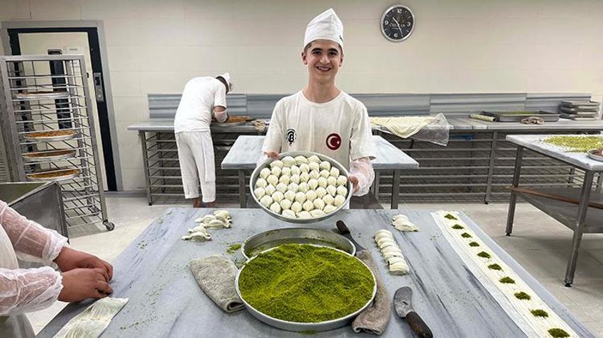 Gaziantep'te bayram öncesi baklava seferberliği başladı: Günlük 120 ton baklava üretimi için 24 saatlik vardiyaya geçildi