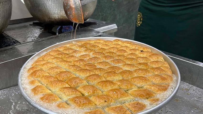 Gaziantep'te bayram öncesi baklava seferberliği başladı: Günlük 120 ton baklava üretimi için 24 saatlik vardiyaya geçildi