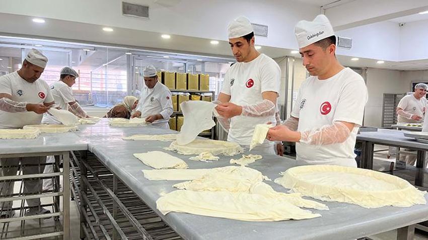 Gaziantep'te bayram öncesi baklava seferberliği başladı: Günlük 120 ton baklava üretimi için 24 saatlik vardiyaya geçildi