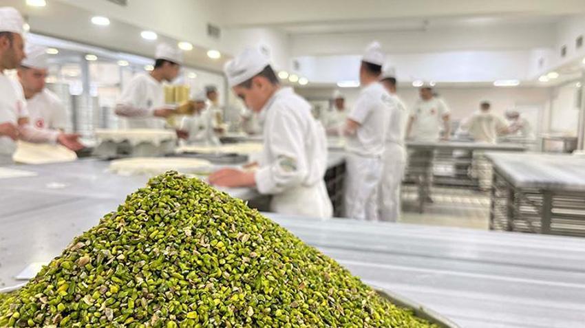Gaziantep'te bayram öncesi baklava seferberliği başladı: Günlük 120 ton baklava üretimi için 24 saatlik vardiyaya geçildi