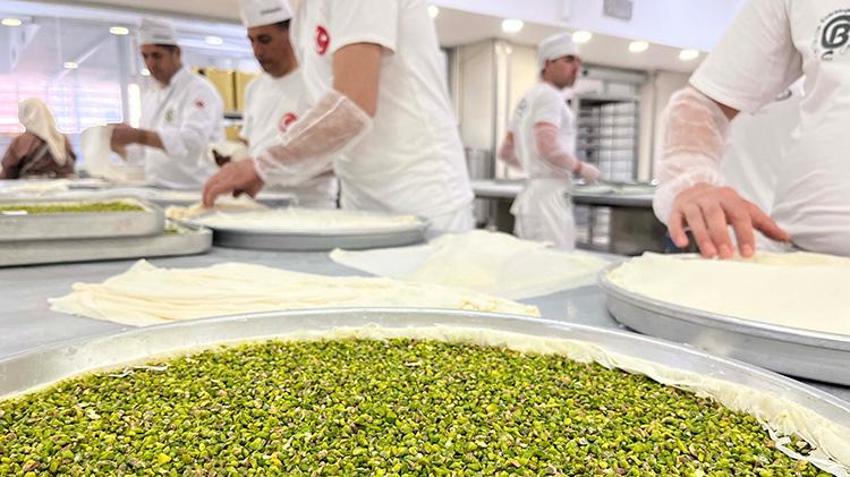 Gaziantep'te bayram öncesi baklava seferberliği başladı: Günlük 120 ton baklava üretimi için 24 saatlik vardiyaya geçildi
